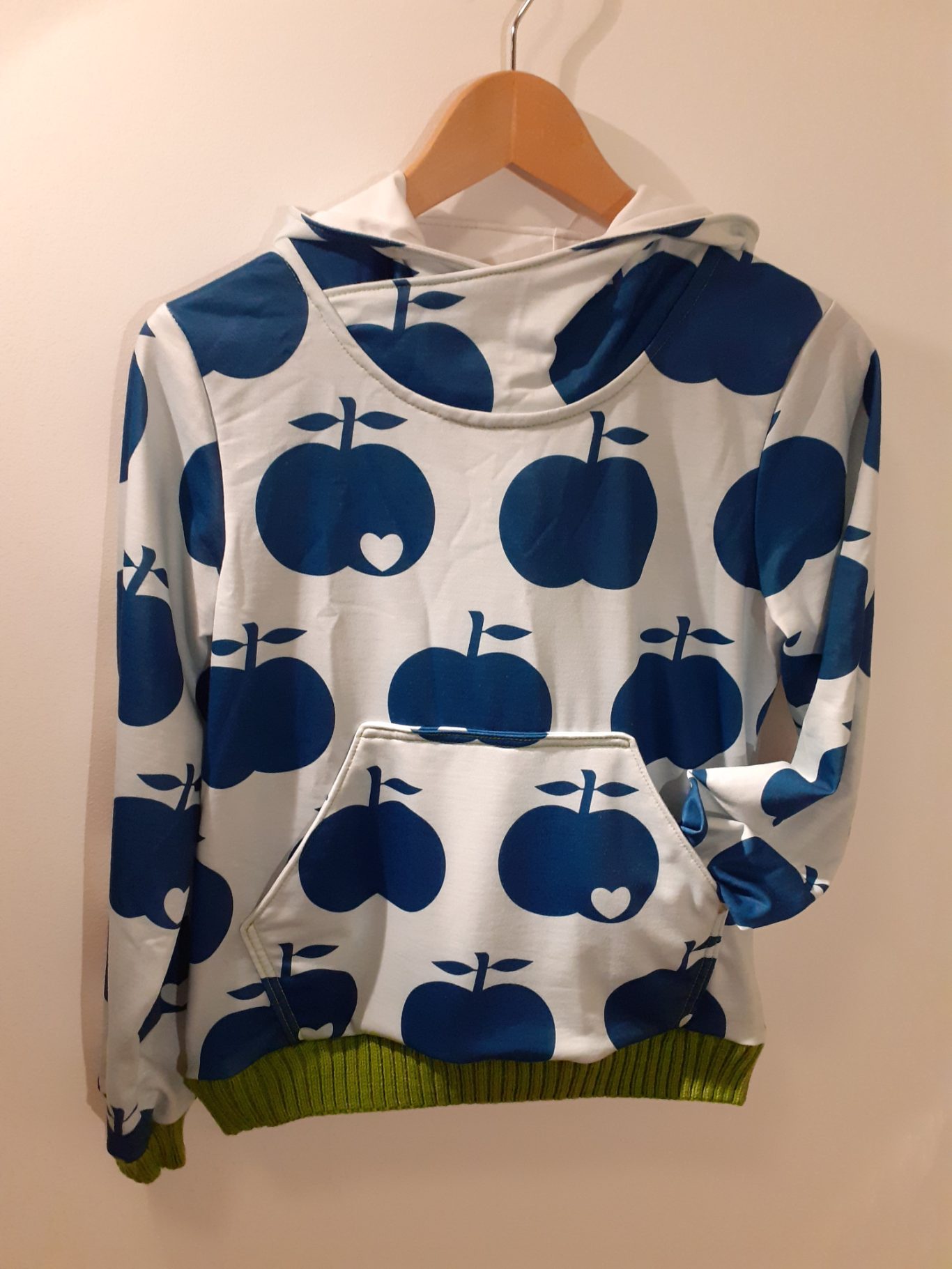 Hoodie aus einem zu klein gewordenem Kleid der Mama